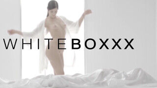 White Boxxx - Csábító barinő élvezi a kötözéses dugást