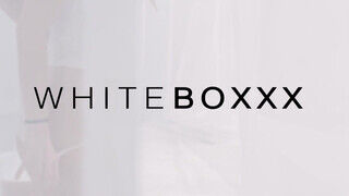 WHITEBOXXX - Vanessa Decker gyengéden hancúrozik