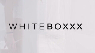 WHITEBOXXX - Világos Szőke zsenge csajszi extra masszázst kap