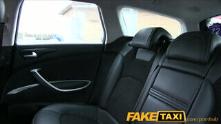 FakeTaxi - Tinédzser bigét megbasznak a hátsó ülésen