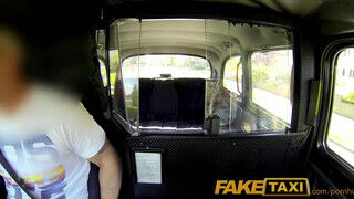 FakeTaxi - Emma Leigh édeshármasban kúr