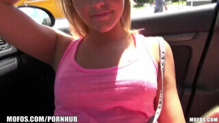 Mia Malkova már a kocsiban bekapja - Mofos