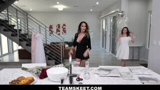 TeamSkeet - MIlf csaj és a menye összejönnek