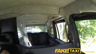 FakeTaxi - Afrikai fiatal baszható a hátsó ülésen
