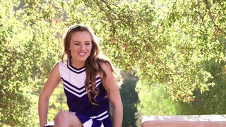Jillian Janson a csábító kicsike sulis bige