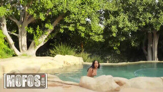 Mofos - Dania Vega a medence mellet kufircol