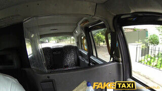 FakeTaxi - Molly Dae engedi segglyukba is