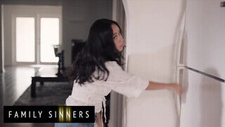 Family Sinners - Dania Vega a latina diáklány