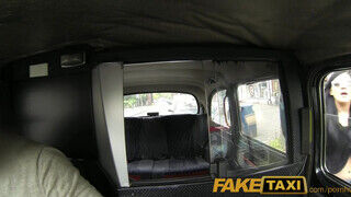 FakeTaxi csoki hajú angol nő hatalmas péniszt szop
