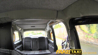 FakeTaxi - izgató idősebb nő a taxiban