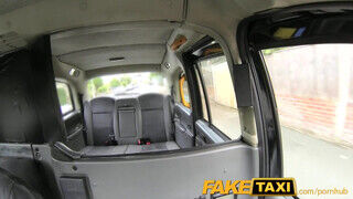 FakeTaxi - bögyös milf csajszi tövig benyeli a pélót