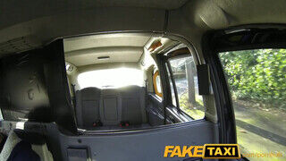 FakeTaxi - Vonzó fekete hajú csajszika baszásra vágyik