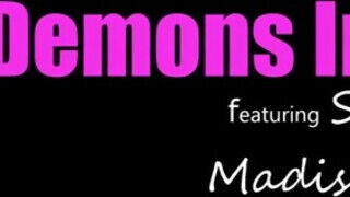 Scarlett Mae és Madison Summers édeshármasban kefélnek