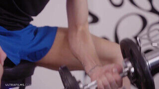 ULTRAFILMS - fitness szuka edzés közben is kúrni akar