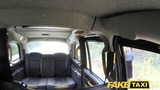 Fake Taxi - idősebb csajszika gigászi fügyit akar