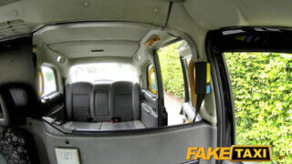FakeTaxi - vörös milf csaj szeret kettyinteni