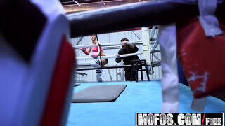 Mofos - Gia Paige a ringben kamatyol