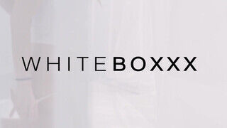 WhiteBoxxx - Naomi bevállalja a méretes brét