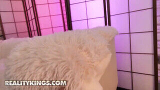 Reality Kings - Leah Meow a csinos jelmezes nőci
