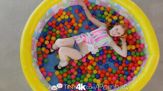 Tiny4K - Dolly Little a bűbájos vörös hajú tinédzser