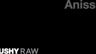 TUSHYRAW - Anissa Kate popsijába hímtagot tolnak
