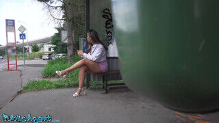 Public Agent - Alacsony latina pipi felszedve