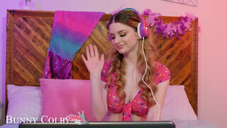 Naughty America - Bunny Colby a hatalmas csöcsű streamer gádzsi