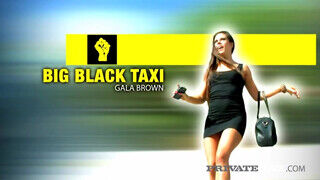 Gala Brown a taxiban hancúrozik