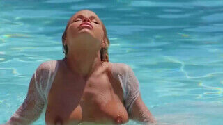 BRAZZERS - Maya Woulfe a kádban kefél