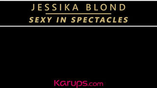 Jessika Blond a szenvedélyes világos szőke milf