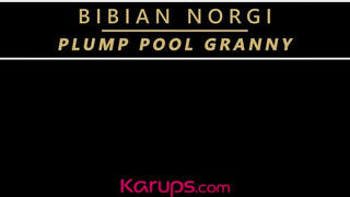 Bibian Norgi megkúrelva a medence partán