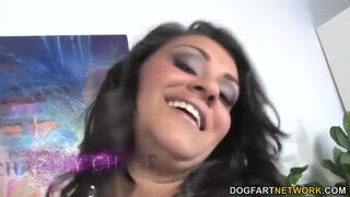 Charley Chase a bájos latina milf