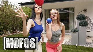 Mofos - Daisy Stone és Scarlett Bloom megosztják a dákót