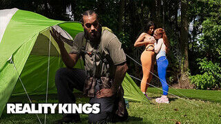 REALITY KINGS - Roxie Sinner és Amy Quinn élvezik a kempingezést meg a vad baszást