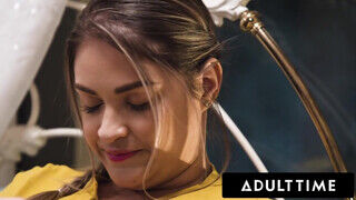 ADULT TIME - Fősulis Freya Parker beleszeret félénk leszbi tanítójába, Gizelle Blancóba