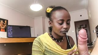 Nyakörves barna lotyó nyáladzik a főnök cerkáján