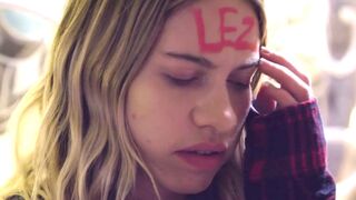 Zsenge lányok forró fürdőszobai lezbi játszmája