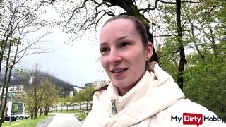 Forró tinédzser amatőr nyilvános cumizása idegennek