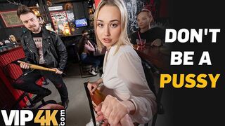 Bátor világos szőke pornósztár kúrja idegen pasast a bárban