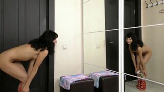 Tinédzser gádzsi szőrös puncival masturbál a tükör előtt