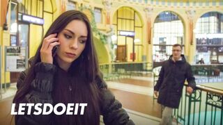 Arwen Gold szűk punciba vágyik egy külföldi kárója kalandra