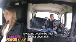 Zsenge pasas gyorsan megdugja Angel Piaff szaftos kiborotvált puncáját a hamis taxiban