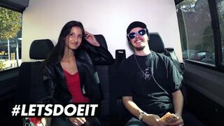 Vékony néger Coco Kiss pénzért orálozza a termetes néger fazt az autóban
