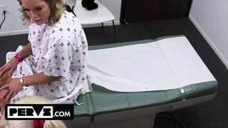 Mimi Monet hatalmas popós csinos a gigászi farkú orvosnál a rendelőben