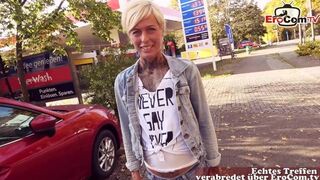 Utcán dugás német benzinállomáson: pov milf pippantás