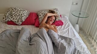 Szexi csávó megbassza a haver feleségét, miután az lelépett, és pov videót készít neki