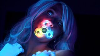 Neon fénylő zsenge csajszika csábít faszodat tökéletes testével