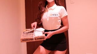 A pinay pizzás lányát megdugja a vevő