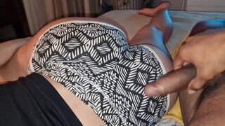 Nevelő fia megtanít szeretkezni a kicsike kanapén zaj nélkül, hogy a szüleim ne hallják a nyögéseimet