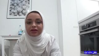 Arab milf hívja a nevelő fia barátját egy erőszakos dugásra, amíg a férje dolgozik